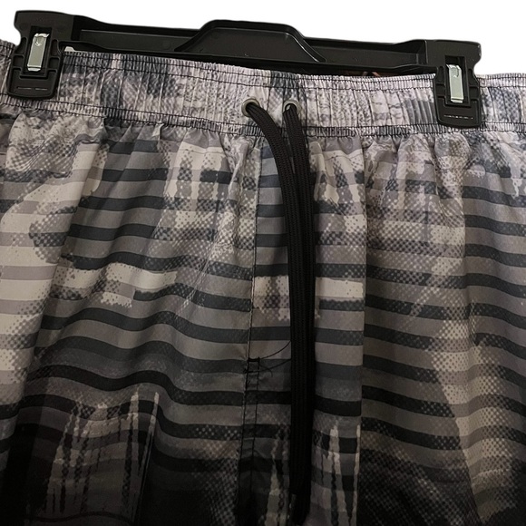 Under Armour Striped Athletic Shorts Large - Picture 2 of 5